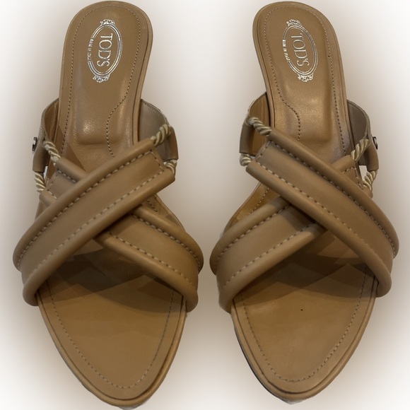 Tod’s Beige Leather Kitten Heels - Picture 2 of 2